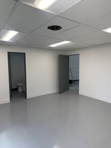 More Photos Of 200-220 W Ridge Rd, Villa Park Warehouse For Lease