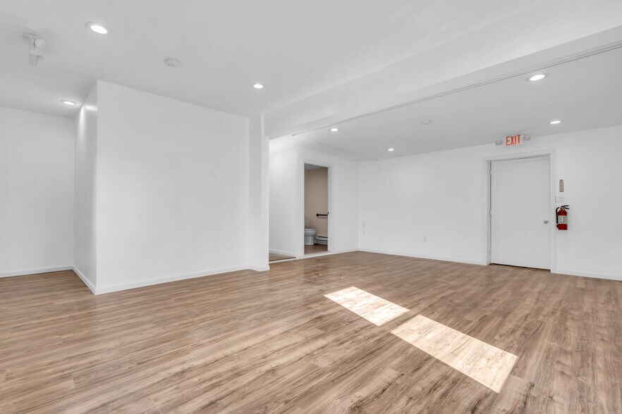 More Photos Of 11 E Main St, Tuckerton General Retail For Lease