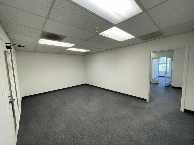 More Photos Of 6200 Center St, Clayton Unknown For Lease