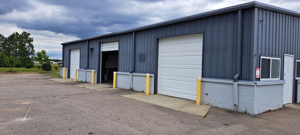 More Photos Of 7400 W Whitepine W, Richmond Warehouse For Lease