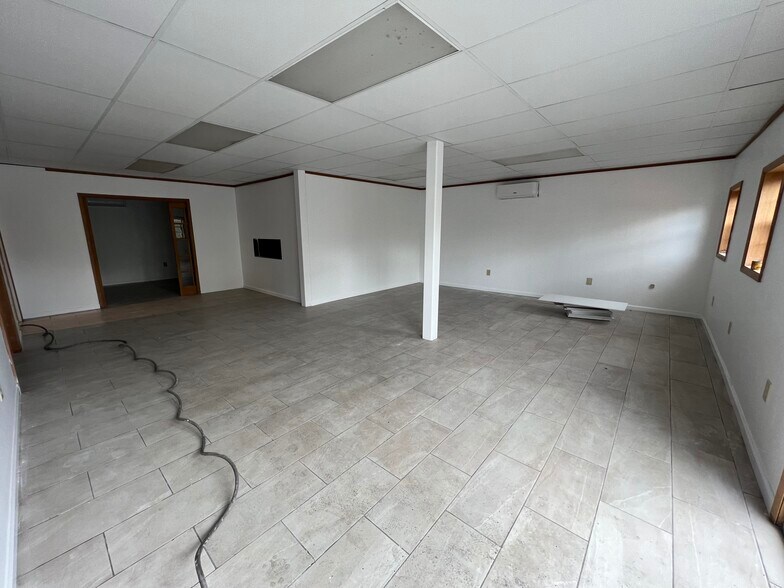 More Photos Of 1295 Toll rd, Effort Flex For Lease