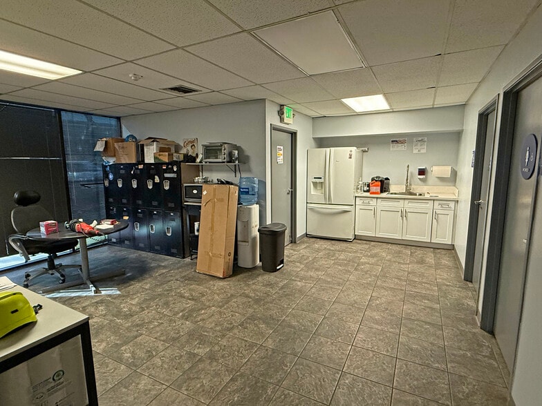 More Photos Of 28258 Avenue Stanford, Valencia Manufacturing For Sale
