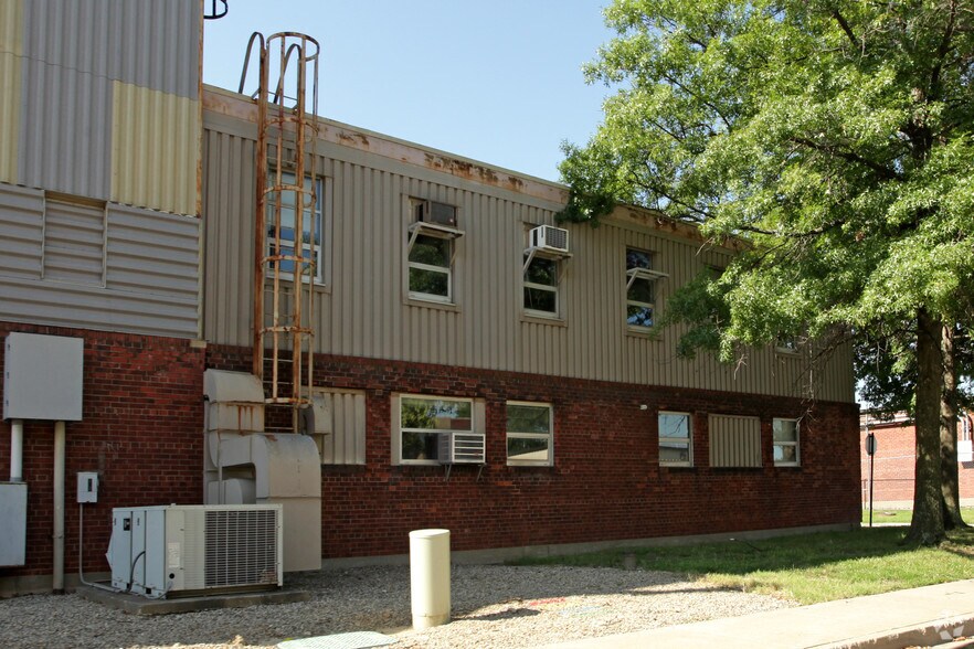 More Photos Of 150 Rochester Dr, Louisville Warehouse For Lease