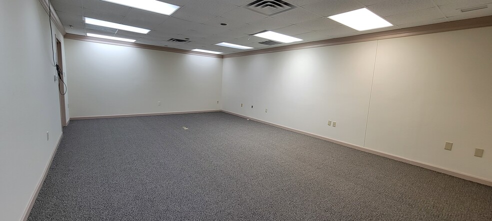 More Photos Of 7 W Queens Way, Hampton Medical For Lease