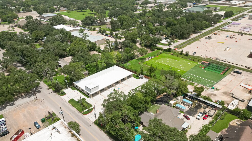 More Photos Of 910 East Ave, Katy Showroom For Lease