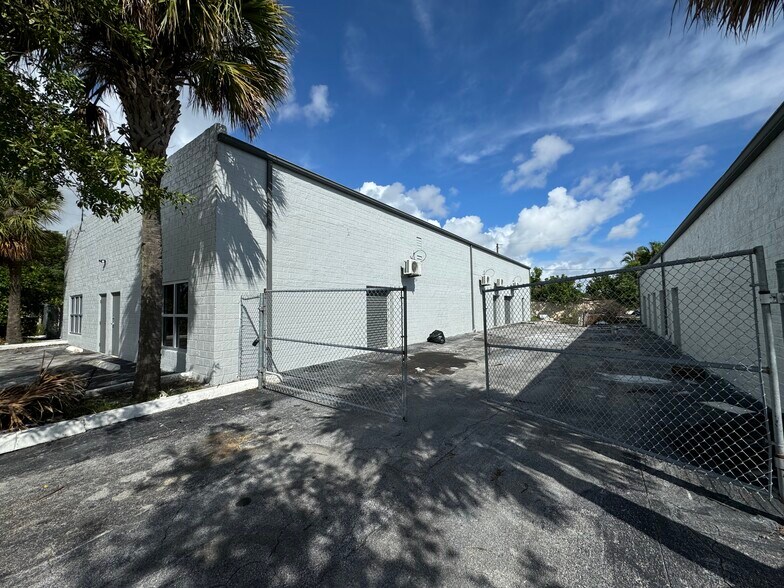 More Photos Of 611 NE 42nd St, Deerfield Beach Warehouse For Lease