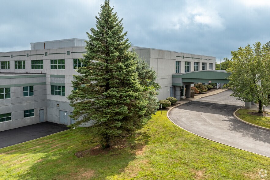 More Photos Of 70 Hatfield Ln, Goshen Medical For Lease