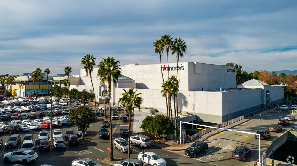 Primary Photo Of 14040 Riverside Dr, Sherman Oaks Department Store For Lease