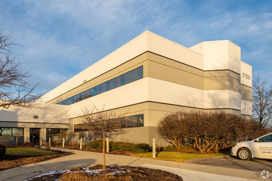 More Photos Of 31500 W 13 Mile Rd, Farmington Hills Medical For Lease