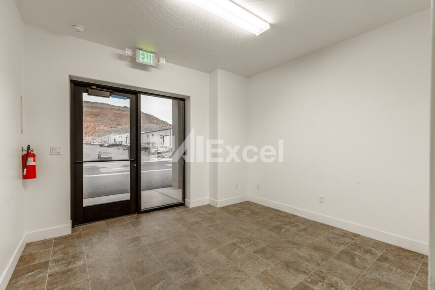 More Photos Of 373 Commerce Dr, Hurricane Warehouse For Lease