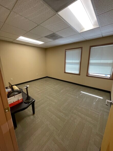 More Photos Of 1320-1326 Meridian Dr, Woodburn Office For Lease