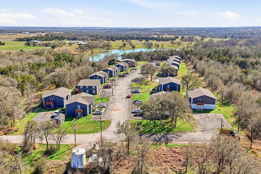 More Photos Of 1105 Westwood Ln, Giddings Apartments For Sale