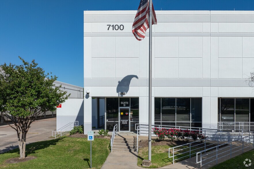 More Photos Of 7100 Business Park Dr, Houston Warehouse For Lease
