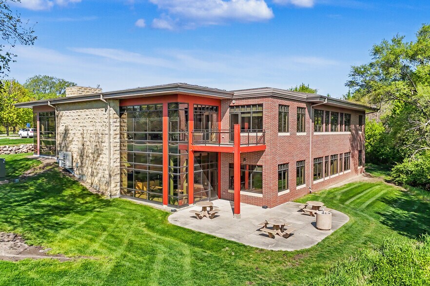 More Photos Of 2680 Berkshire Pky, Des Moines Office For Sale