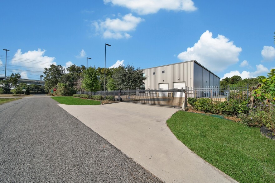 More Photos Of 5939 Albert Dr, Humble Light Distribution For Sale