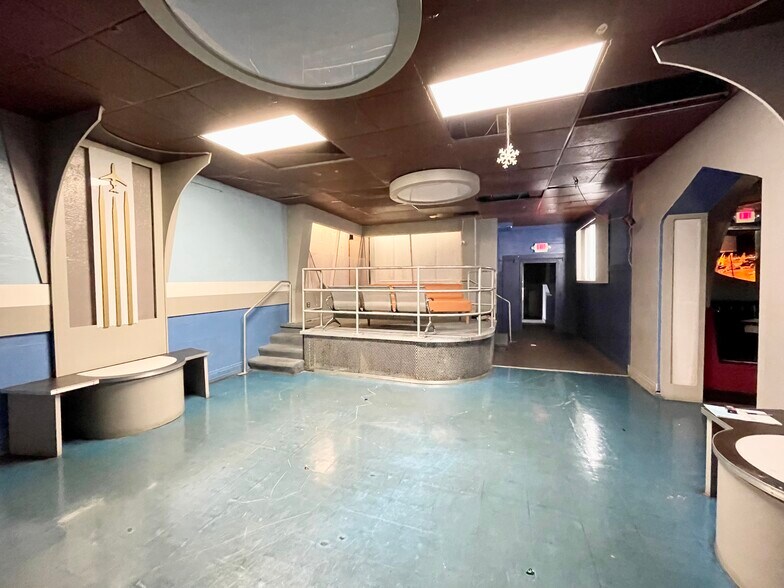 More Photos Of 209-211 E Chicago St, Elgin Bar For Sale