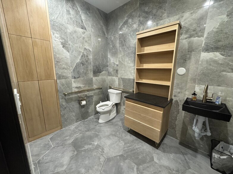 More Photos Of 121 W 6th St, Justin Manufacturing For Lease