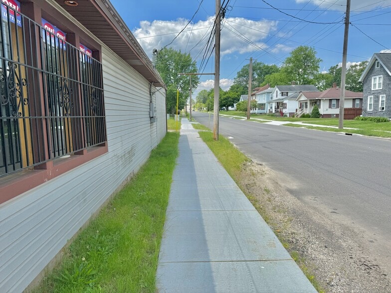 More Photos Of 209 17th St SW, Massillon General Retail For Sale
