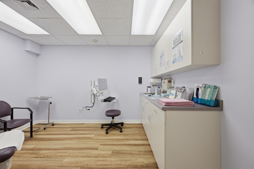 More Photos Of 35 Saybrook Rd, Essex Medical For Sale