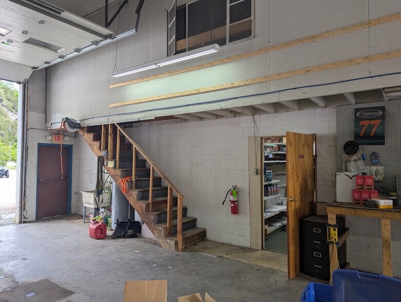 More Photos Of 14367 Lincoln Hwy, Everett General Retail For Sale