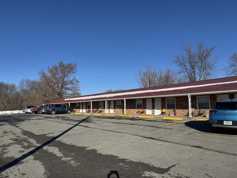 Primary Photo Of 645 W Lafayette St, Rushville Hotel For Sale
