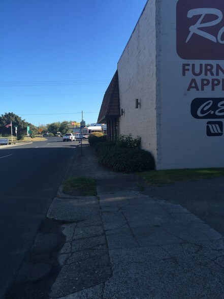 More Photos Of 1126-1150 Main Ave, Tillamook Storefront For Lease