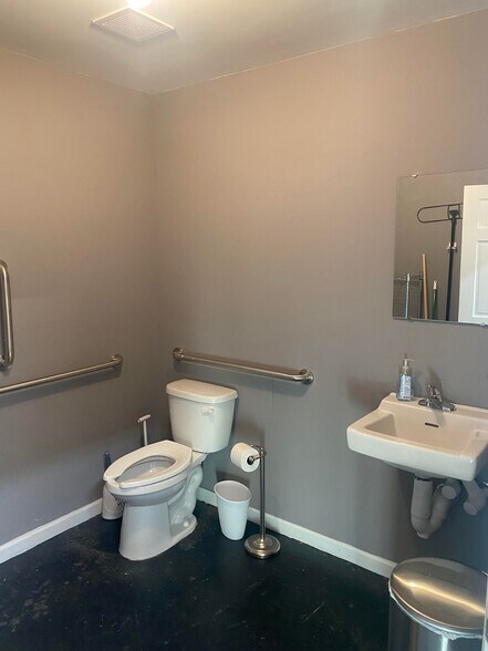 More Photos Of 117 Sweeten Creek Rd, Asheville Freestanding For Lease