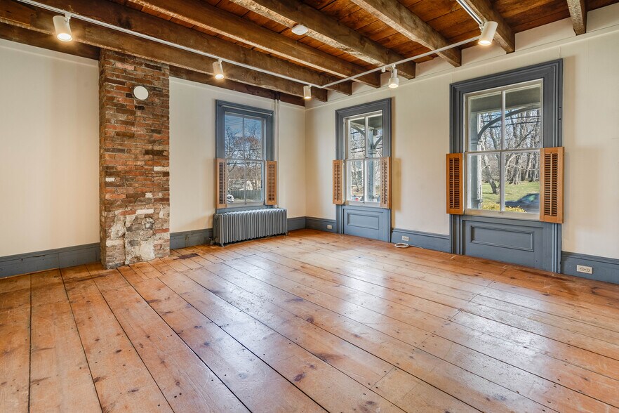 More Photos Of 2321-2325 NY-9D, Wappingers Falls Flex For Sale
