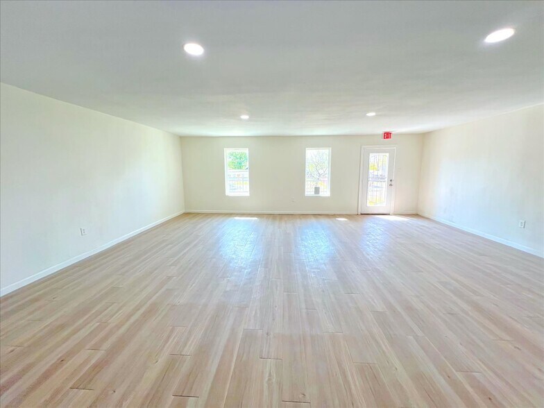 More Photos Of 7704 Irvington Blvd, Houston General Retail For Lease