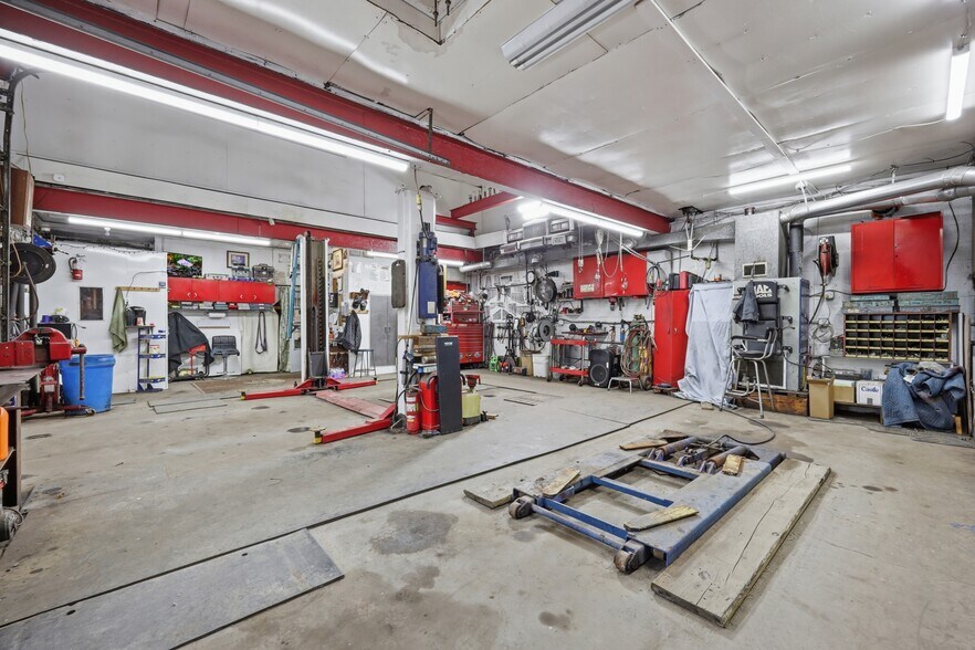 More Photos Of 2910 Louisiana Ave, Niagara Falls General Retail For Sale