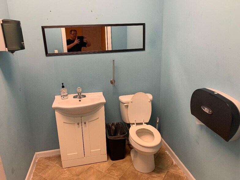 More Photos Of 4050 Westgate Ave, West Palm Beach Showroom For Lease