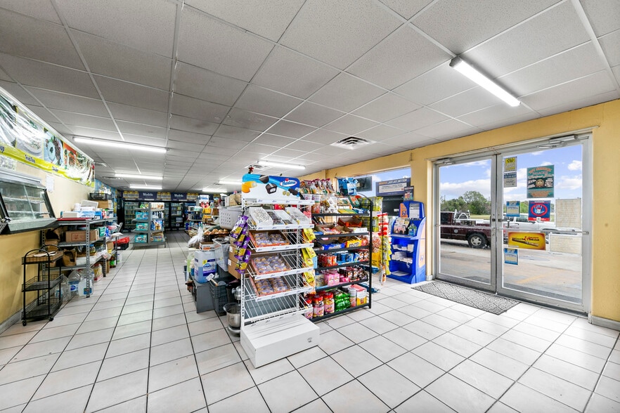 More Photos Of 103 Henderson St, Palacios Convenience Store For Sale