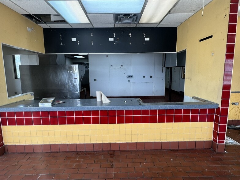 More Photos Of 590 Roosevelt Rd, Glen Ellyn Freestanding For Lease