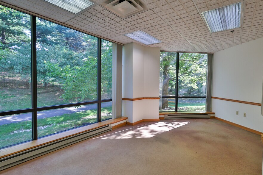 More Photos Of 1525 Valley Center Pky, Bethlehem Unknown For Lease