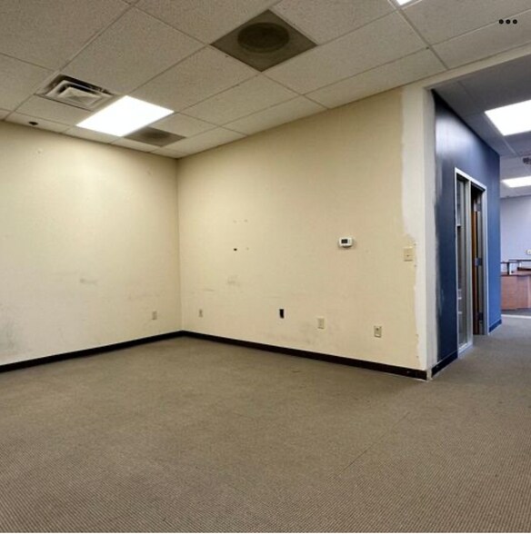 More Photos Of 422 Wards Corner Rd, Loveland Showroom For Lease