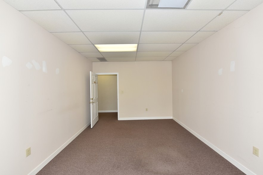 More Photos Of 3120 Medlock Bridge Rd, Peachtree Corners Light Distribution For Lease