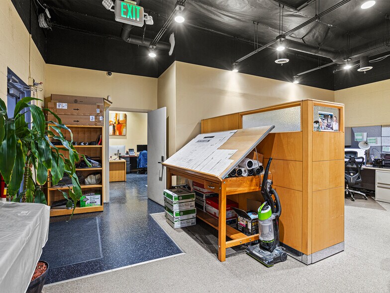 More Photos Of 1812 Victory Blvd, Glendale Flex For Sale