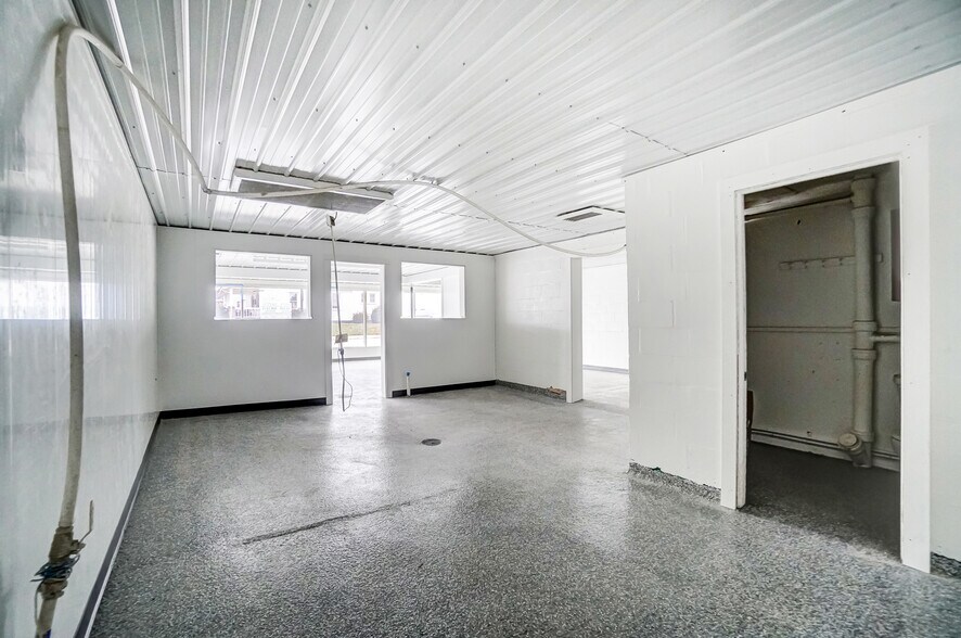 More Photos Of 994 E Market St, Celina Freestanding For Sale