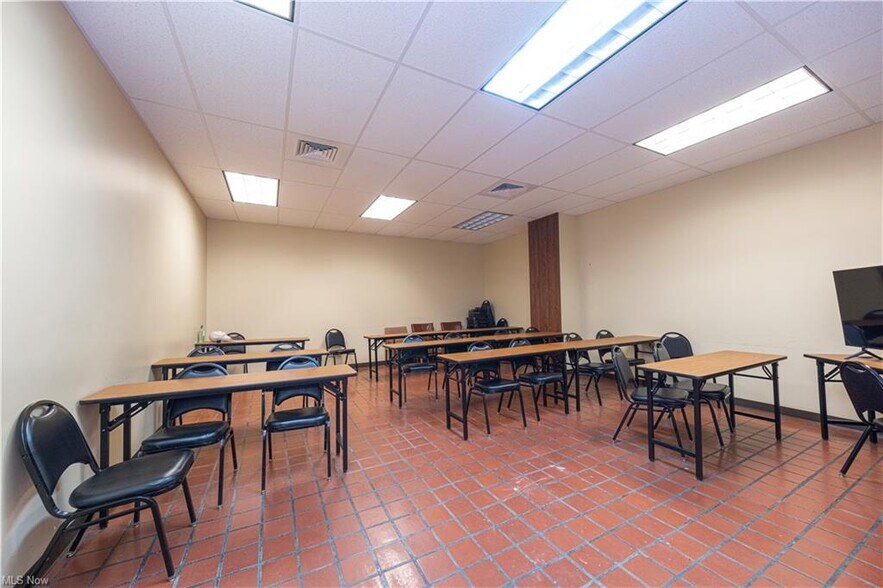 More Photos Of 1439 Sunset Blvd, Steubenville Light Manufacturing For Sale