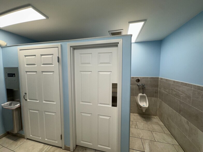 More Photos Of 901 9th St N, Great Falls Showroom For Sale