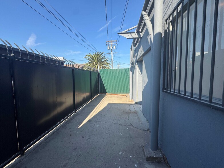 More Photos Of 2701 Dawson Ave, Signal Hill Warehouse For Lease