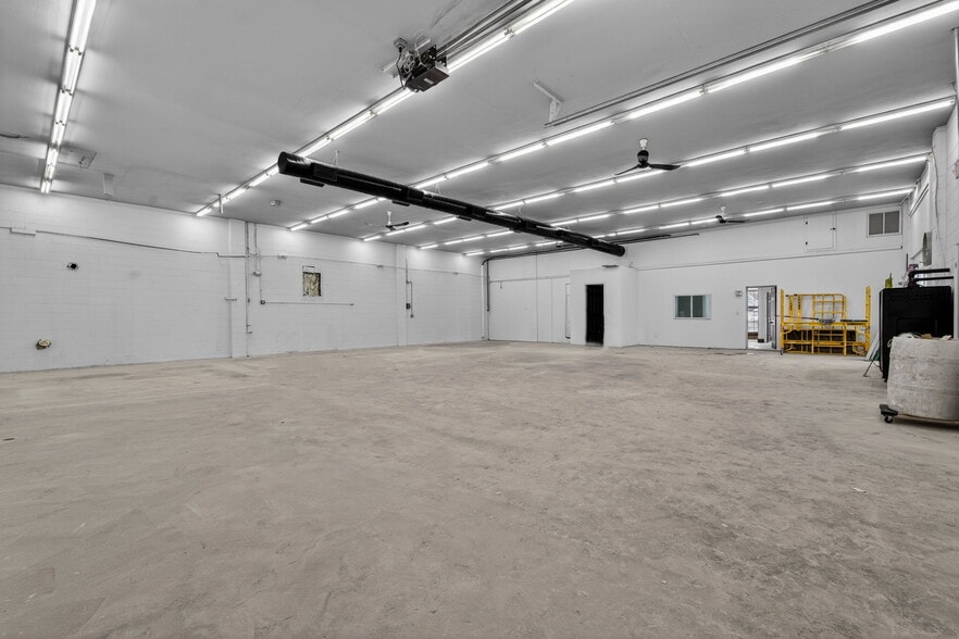 More Photos Of 890 Lafayette Rd, Seabrook Manufacturing For Lease