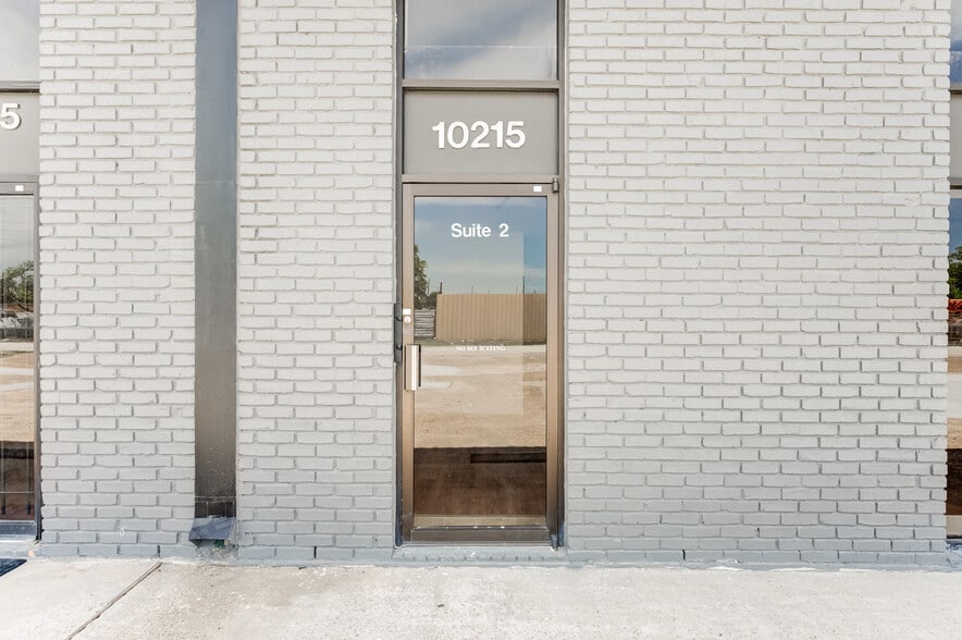More Photos Of 10215 Papalote St, Houston Showroom For Lease