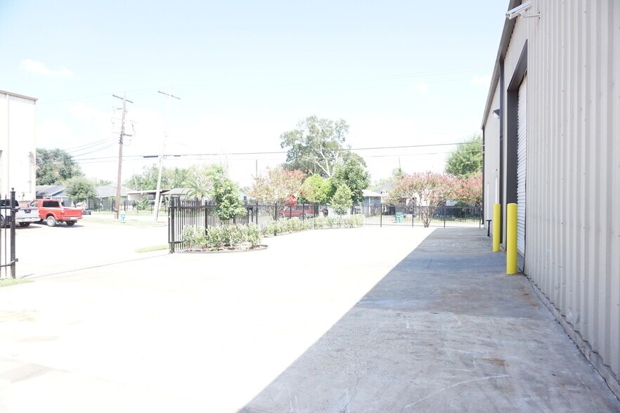 More Photos Of 5603 Northdale St, Houston Warehouse For Lease
