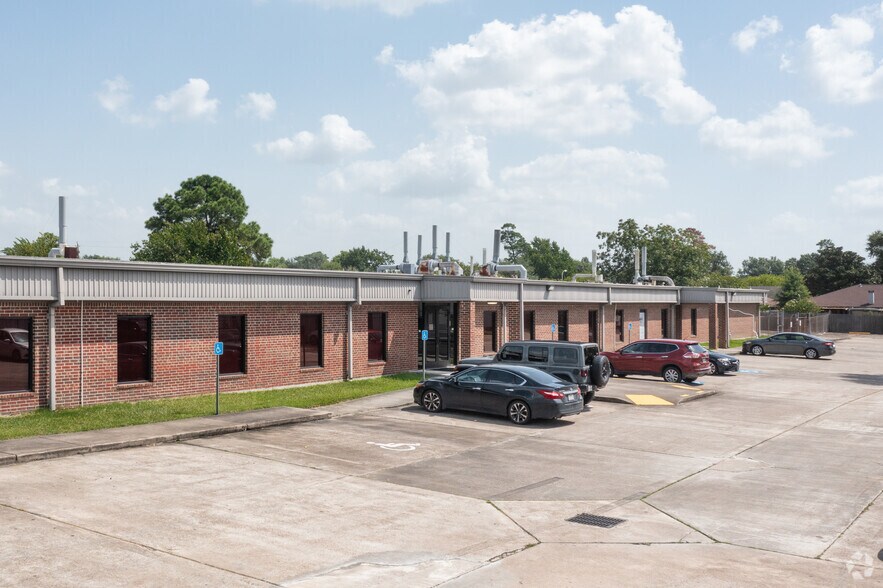 More Photos Of 5144 E Sam Houston Pky N, Houston Office For Lease