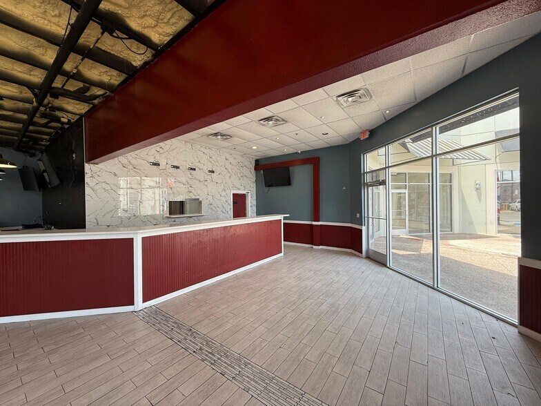 More Photos Of 8602 McPherson Rd, Laredo Storefront For Lease