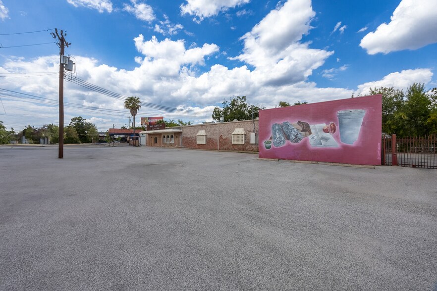 More Photos Of 2332 N Saint Marys St, San Antonio Freestanding For Sale