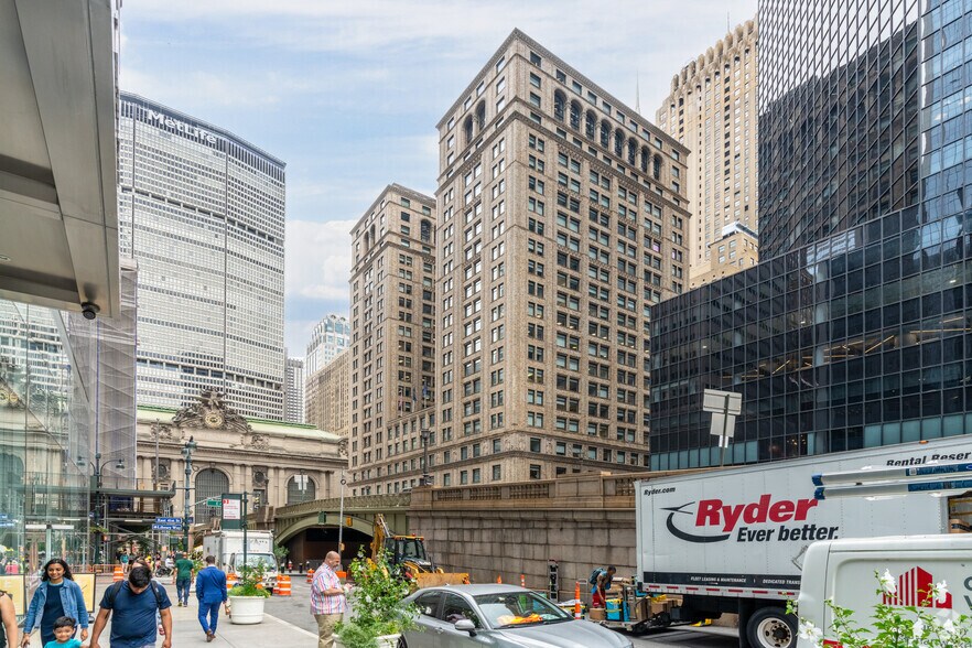 More Photos Of 125 Park Ave, New York Coworking Space