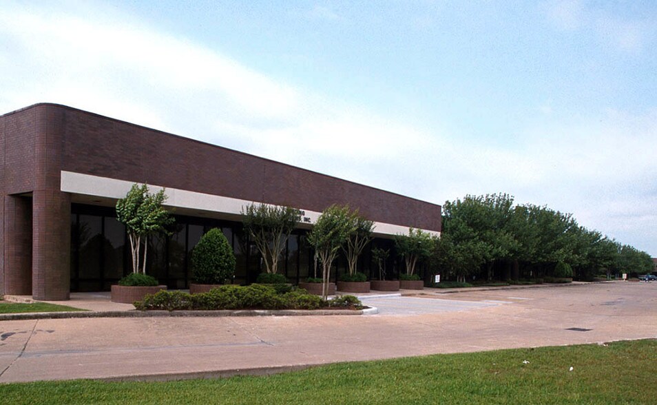 More Photos Of 2525 W Bellfort St, Houston Research And Development For Lease