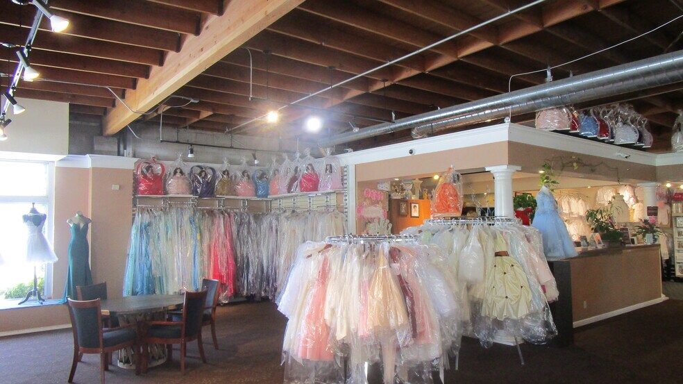 More Photos Of 300 W College Ave, Santa Rosa Freestanding For Sale